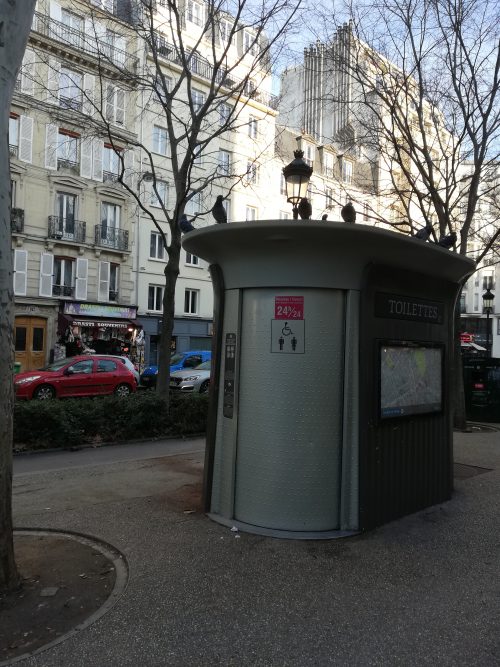 パリの公衆トイレ
