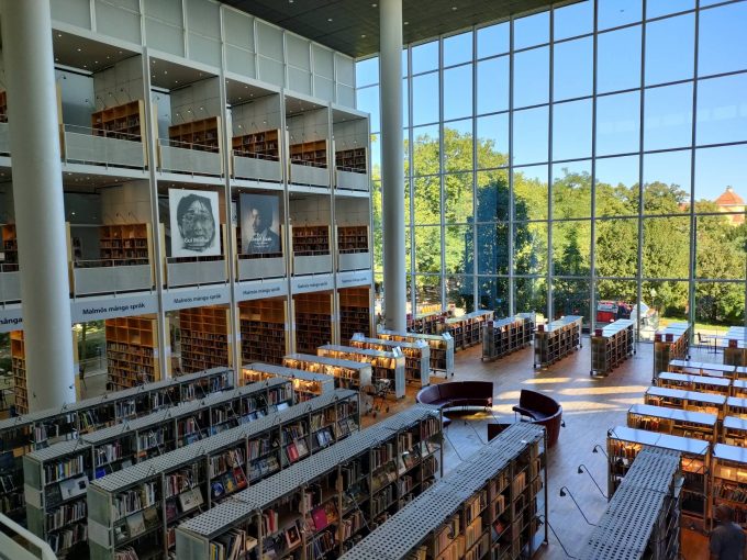 公園近くのマルメ市立図書館（Malmö stadsbibliotek）