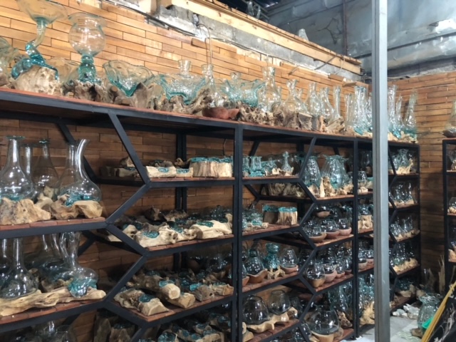 流木とガラスを組み合わせた器を作っている店で工程を見学