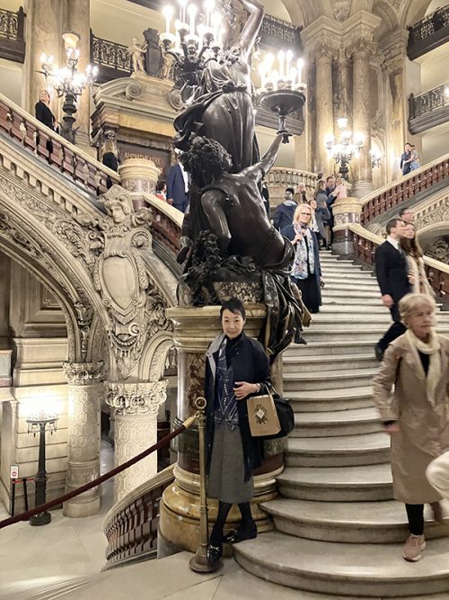 「オペラ・ガルニエ」の階段にて