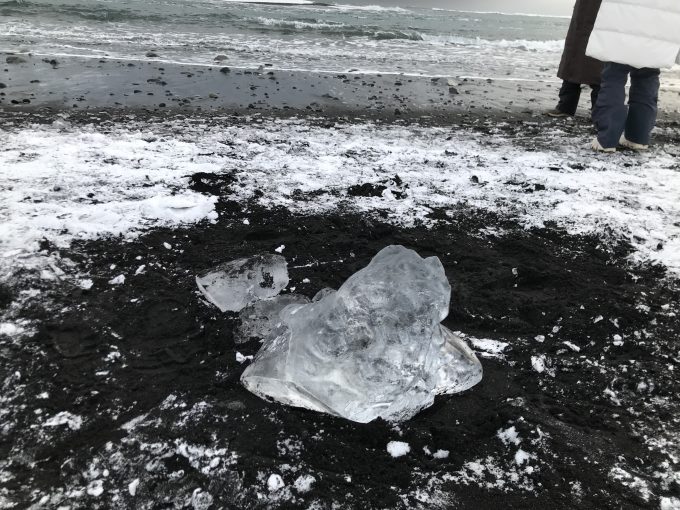 ダイヤモンドビーチ。波をかぶって現れた氷河