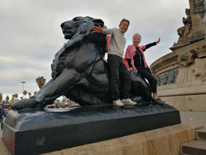 黒いライオンの銅像前で