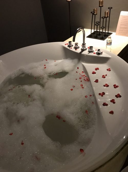 ホテルのお花のお風呂でリラックス