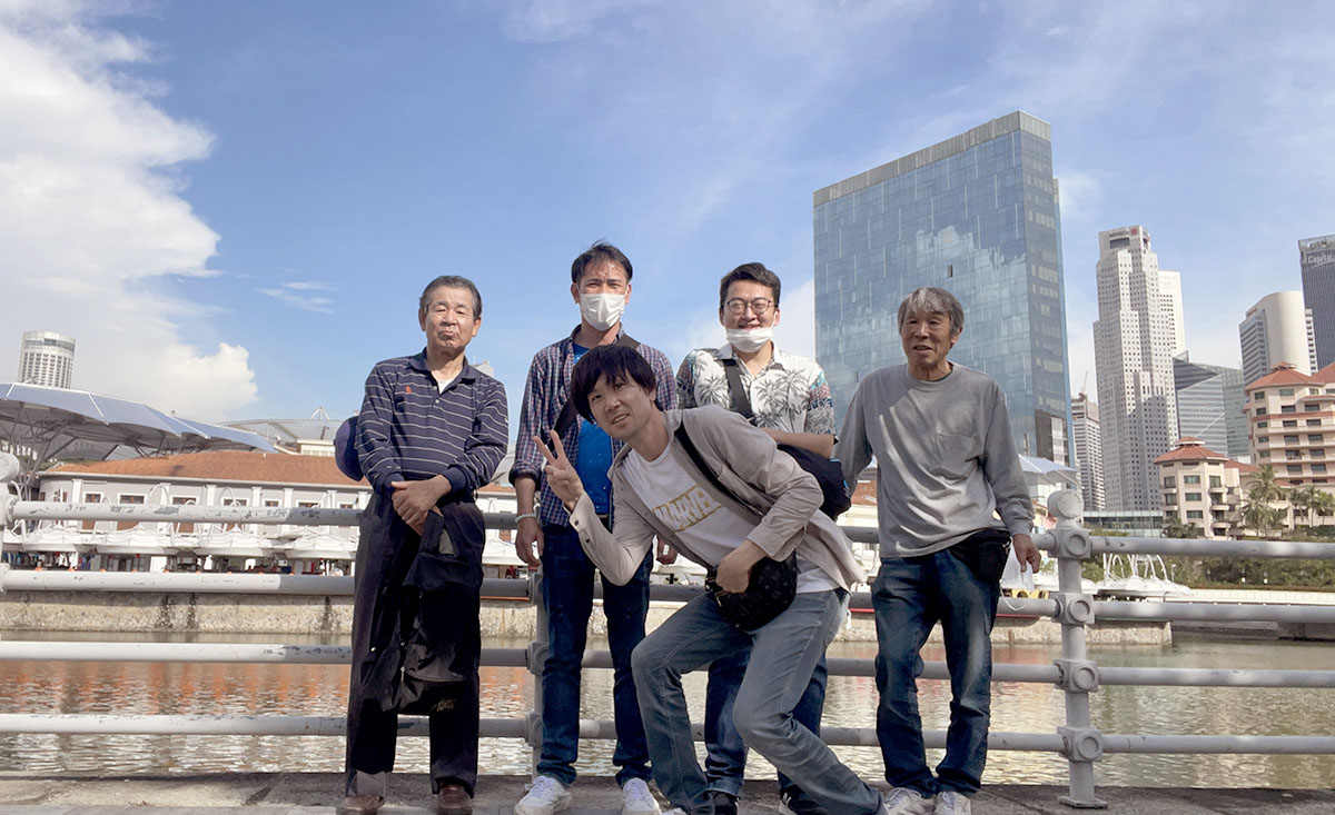 リバークルーズをバックに記念撮影