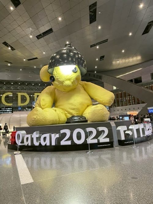 空港内に巨大な人形！