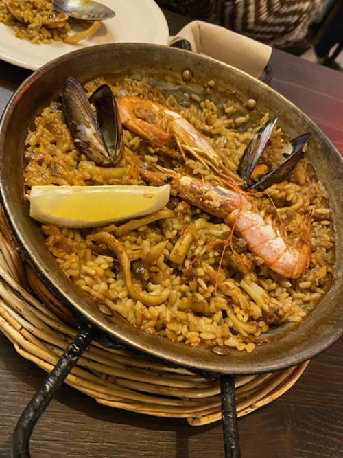 カタルーニャ駅近くで食べたパエリア