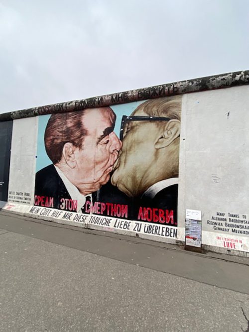 圧倒されたベルリンの壁