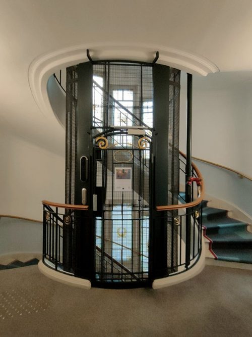 エレベーターと螺旋階段