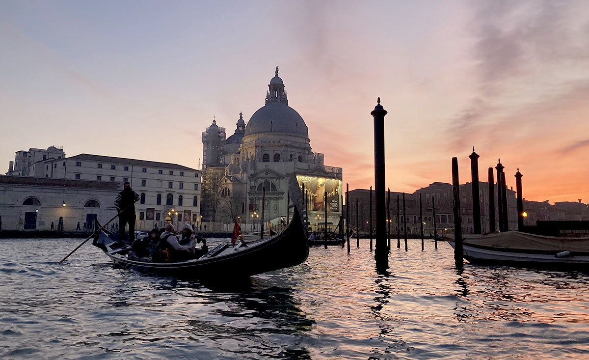 ベネチアで夕暮れ時のゴンドラツアー