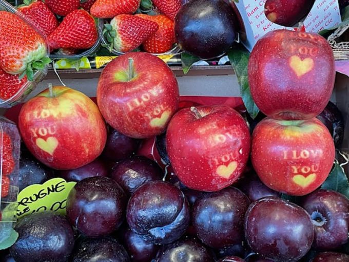 スーパーで見つけた可愛いリンゴ
