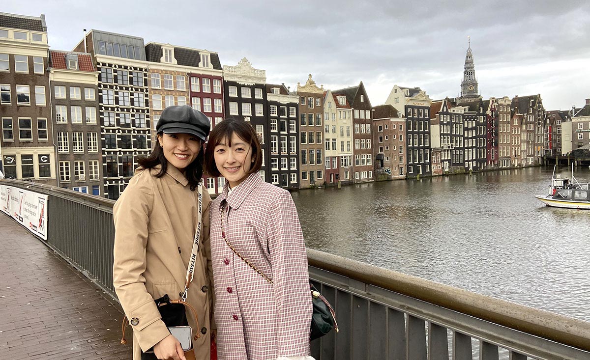 アムステルダムの美しい運河沿いにて