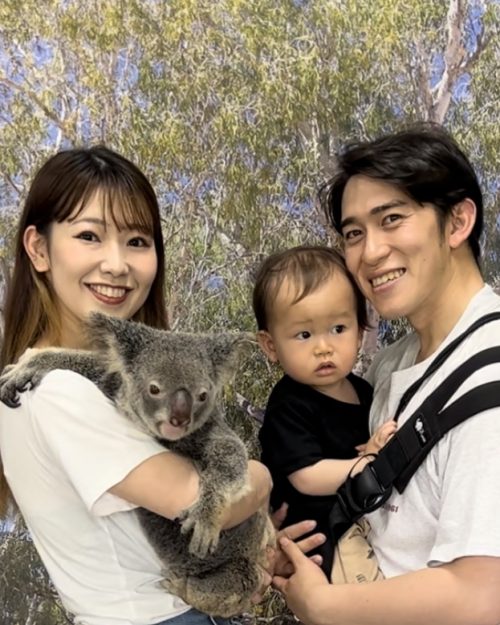 コアラを抱っこし記念撮影