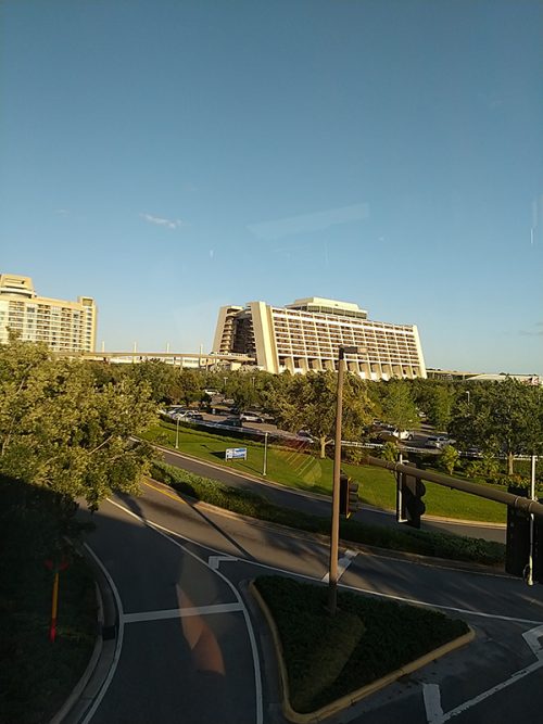 奥にある建物がディズニー・コンテンポラリー・リゾート