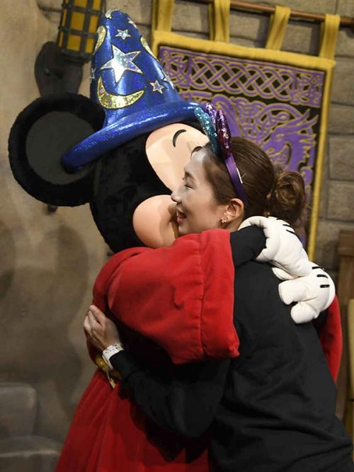 ミッキーにハグしてもらいました