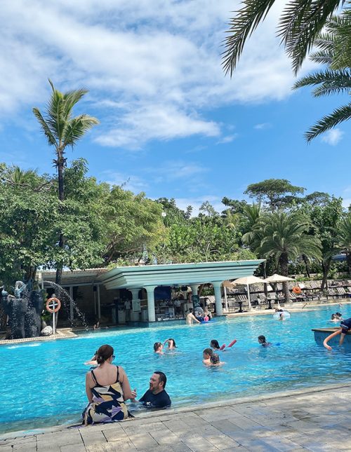 ホテルのプール