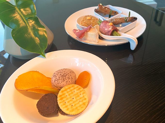 ラウンジでいつでも軽食がいただけます(夕方の時間はアルコールも無料です!)