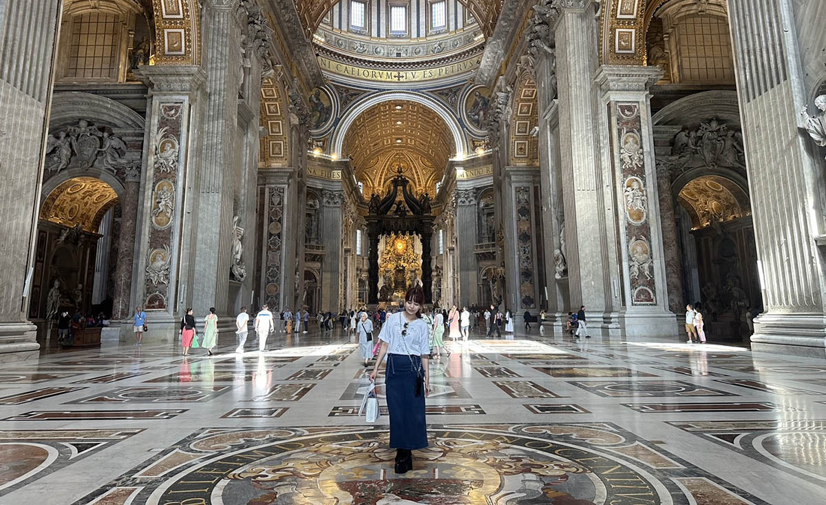 サン・ピエトロ大聖堂内部にて