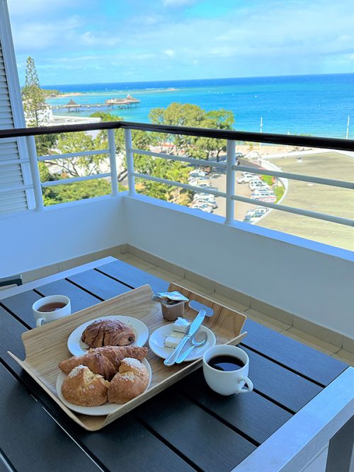 オーシャンビューのテラスで朝食