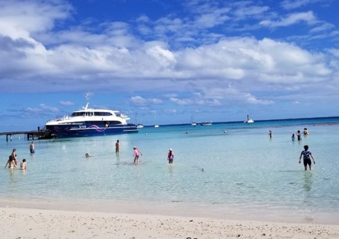 白砂のビーチと遠浅の海が美しい