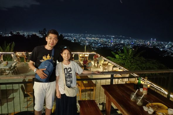 夜景が見える屋外BBQレストランにて