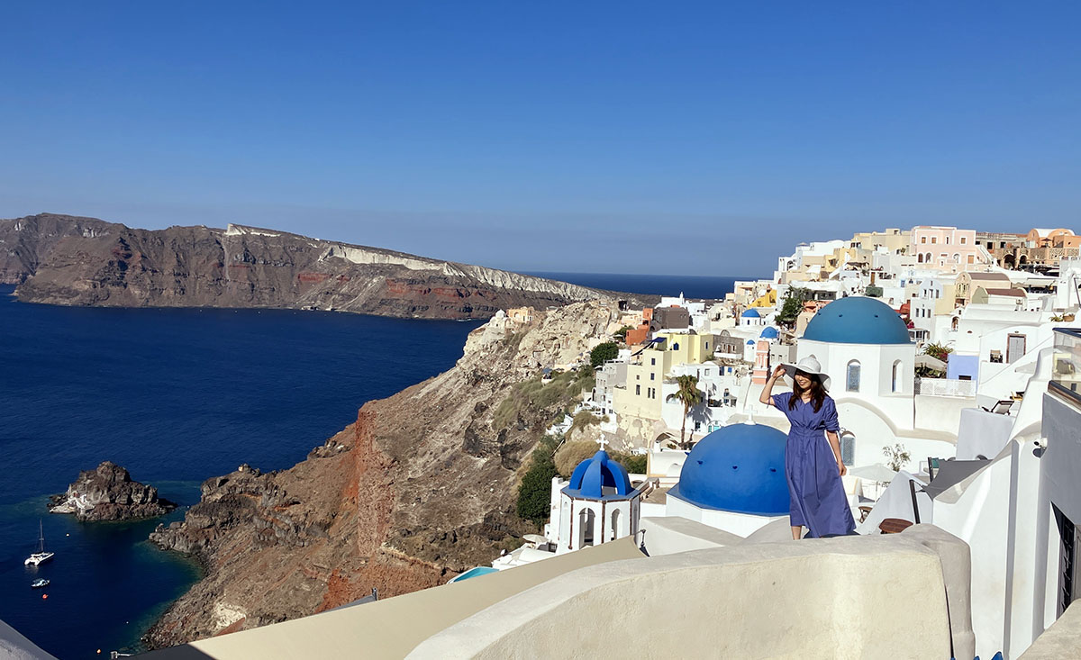 サントリーニ島のブルードームとエーゲ海