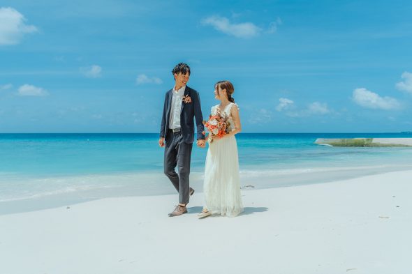モルディブのビーチでウェディングフォト撮影
