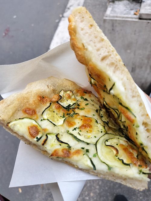 切り売りのピザ