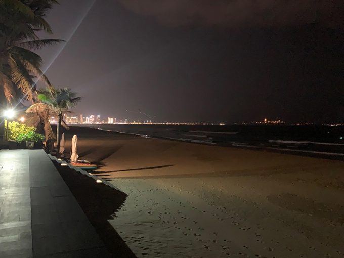 夜のビーチ、奥にはダナン市街地の夜景