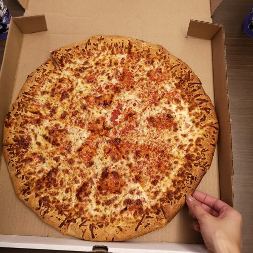 夕食のピザ