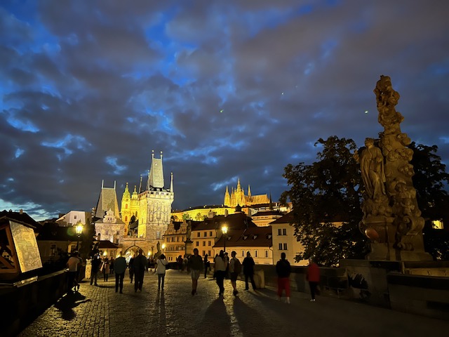 ライトアップされているたプラハ城