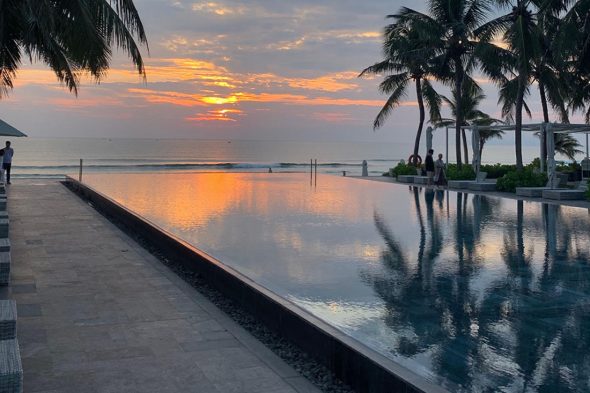 ティア ウェルネス リゾートのプールと奥にはビーチ