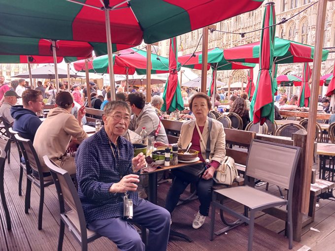 グラン・プラスのテラス席で夕食