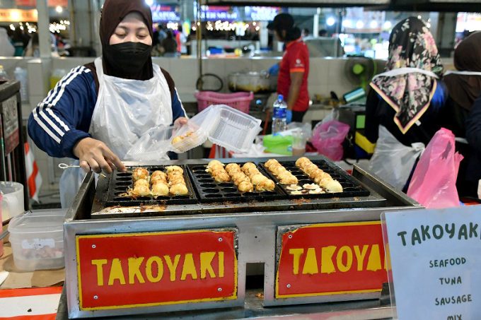 ガドン・ナイトマーケットのたこ焼き売り