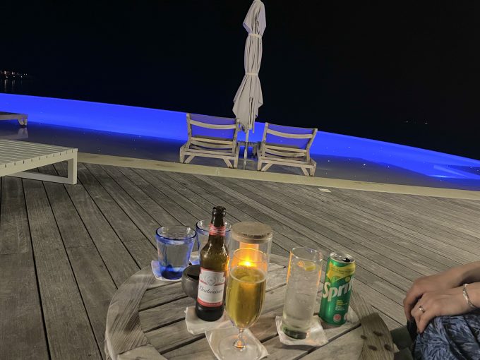 JFKでディナー。目の前のインフィニティプールはライトされていて、素敵な空間が演出されていました。