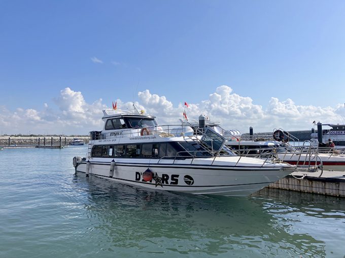 船でレンボンガン島へ