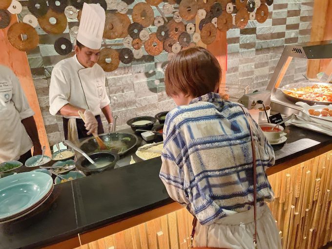 ライブキッチン。いつもユニークに話しかけてくれて楽しいスタッフさんでした。