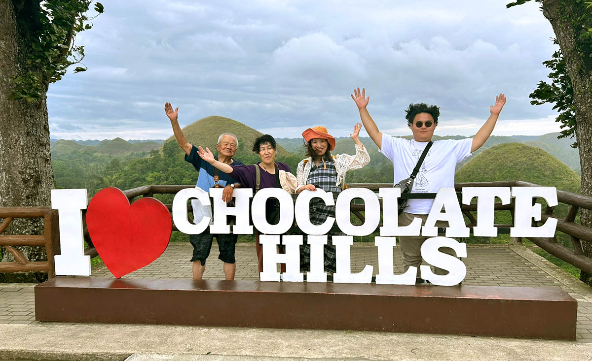 ボホール島のチョコレートヒルズにて