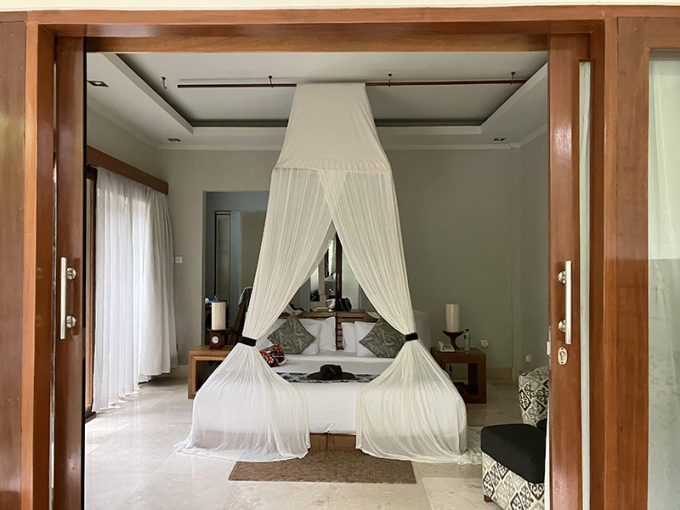 天蓋付きのベッド