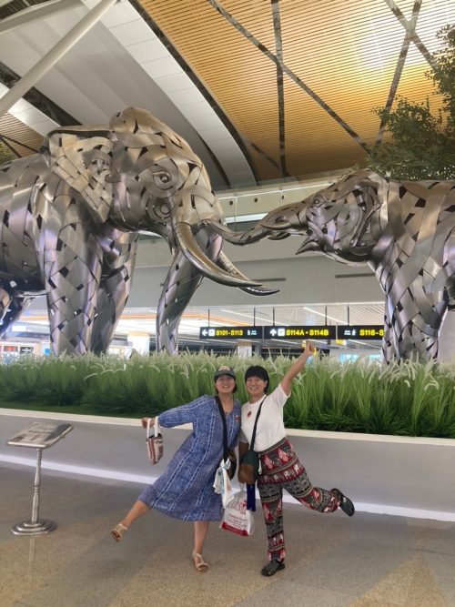 空港にあった象のオブジェの前で。楽しかったです!