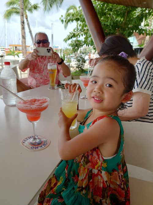 ヨットハーバー沿いのカフェバー