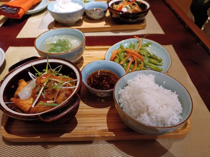 「ヴィーガンカフェ」でお豆腐料理の定食をいただきました