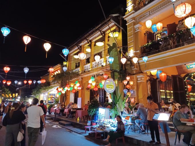 まるで千と千尋の世界！夜のホイアンの街