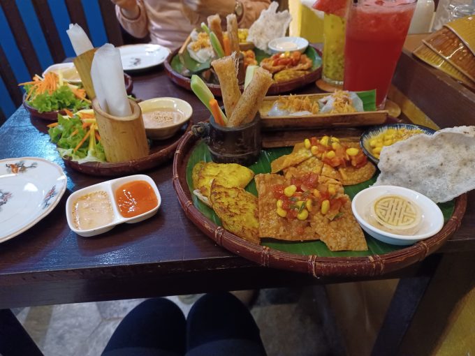 ホイアン名物を盛り込んだセットメニューをいただきました