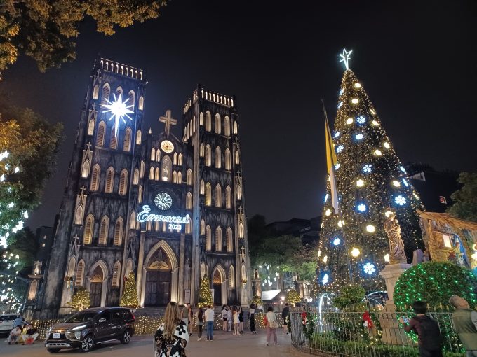 ライトアップされて綺麗だったハノイ大聖堂