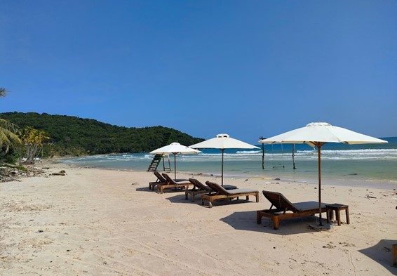 ホテルのプライベートビーチ、何も考えずにゆったり過ごすには最適