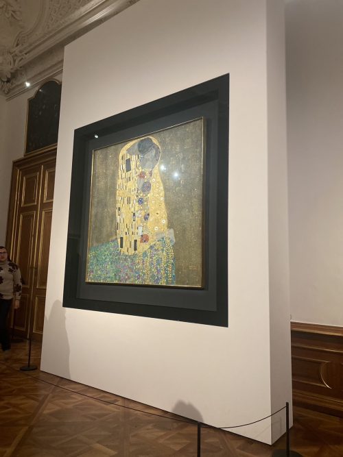 クリムト「接吻」