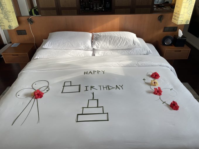 ベッドの上にも、可愛らしいハッピーバースデーのメッセージ。