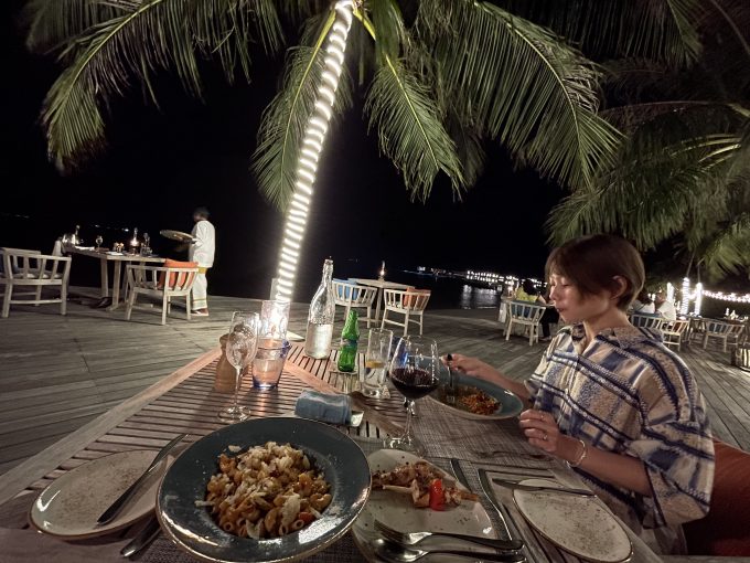 夜のアウトサイド席は気持ちがよく、雰囲気も最高でした。