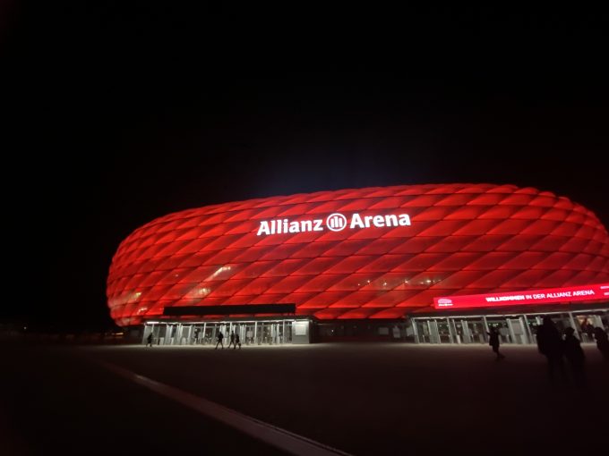 ライトアップされた「アリアンツアリーナ」