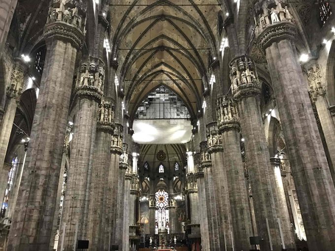 ドゥオーモ（ミラノ大聖堂）の内部